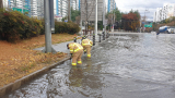 작년 11월 대구 북구 관음동 한 도로에 하수구가 역류해 소방관들이 안전조치를 시행하고 있다. 대구소방본부 제공.