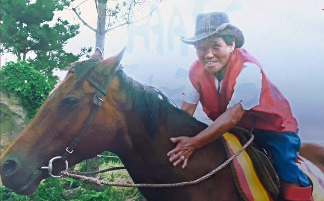 가족여행에서 승마를 하고 있는 할머니 전말순 씨 생전모습. 가족제공.