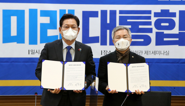 더불어민주당 송영길 대표(왼쪽)와 열린민주당 최강욱 대표가 26일 오전 국회 의원회관에서 양당 통합 합의문에 서명한 뒤 기념촬영을 하고 있다. 연합뉴스