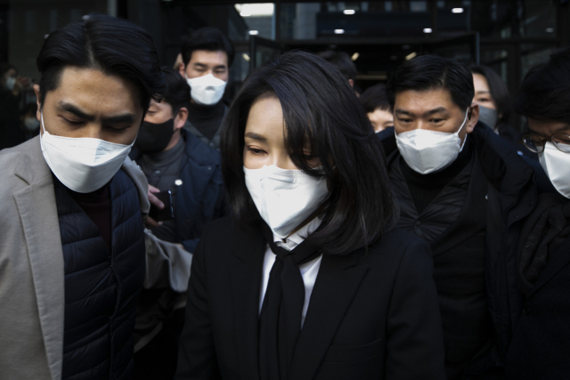 윤석열 국민의힘 대선 후보 부인 김건희 코바나컨텐츠 대표가 26일 오후 서울 여의도 국민의힘 당사에서 자신의 허위 이력 의혹과 관련해 입장문 발표를 마친 뒤 당사를 나서고 있다. 연합뉴스