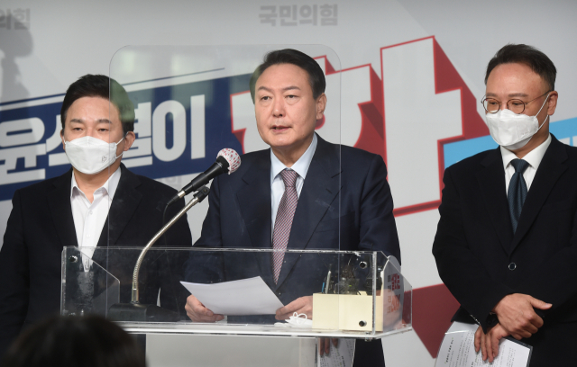 국민의힘 윤석열 대선 후보와 정책총괄본부단이 26일 오전 서울 여의도 당사에서 