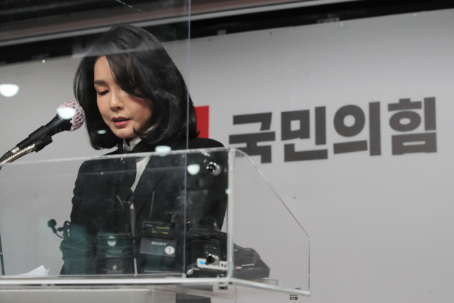 국민의힘 윤석열 대선 후보 부인 김건희 코바나컨텐츠 대표가 26일 오후 서울 여의도 당사에서 자신의 허위 이력 의혹과 관련해 입장문을 발표하고 있다. 연합뉴스