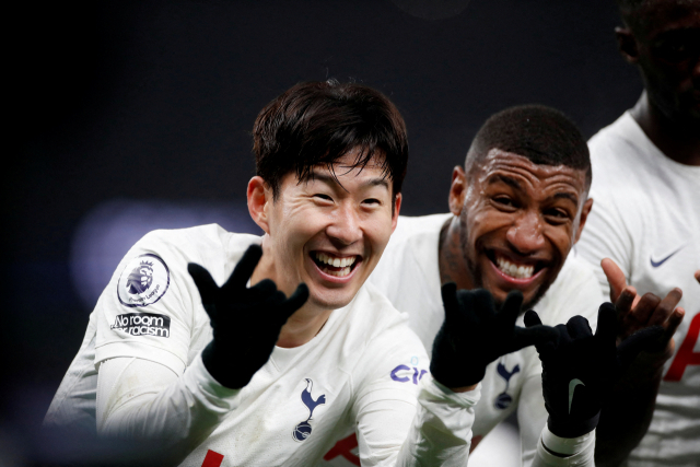 27일(한국시간) 영국 런던의 토트넘 홋스퍼 스타디움에서 열린 토트넘과 크리스털 팰리스의 2021-2022 잉글랜드 프로축구 프리미어리그 19라운드. 손흥민이 세번째 골을 넣고 동료들과 세리머니를 선보이고 있다. 연합뉴스