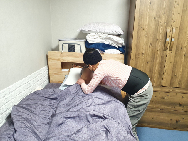아내 남미숙(가명·51) 씨가 울고 있는 남편 최만석(가명·51) 씨를 달래고 있다. 배주현 기자