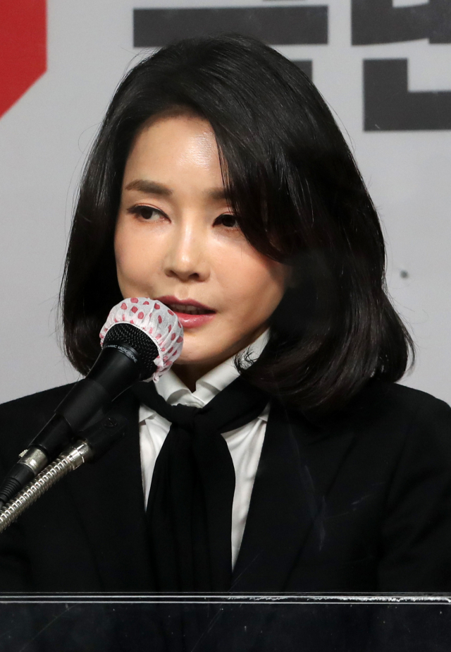 국민의힘 윤석열 대선 후보 부인 김건희 코바나컨텐츠 대표가 26일 오후 서울 여의도 당사에서 자신의 허위 이력 의혹과 관련해 입장문을 발표하고 있다. 연합뉴스