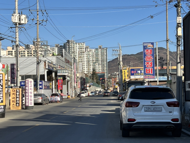대구 동구 안심공업단지 내부 모습이다. 대형 중고차 매매단지를 중심으로 자동차 정비 업소가 곳곳에 자리 잡고 있었다. 구민수 기자