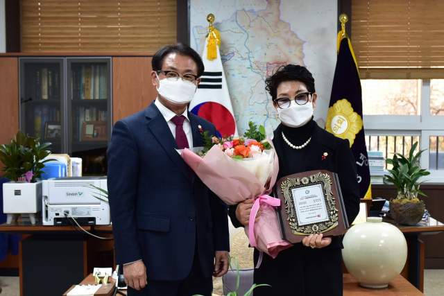 창녕군의회 김인옥 의원(오른쪽)이 이칠봉 의장(왼쪽)과 서울평화문화대상 수상 기념 사진을 촬영했다. 창녕군의회 제공