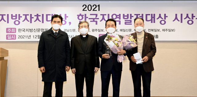 김문오 대구 달성군수가 27일 서울 한국프레스센터에서 열린 한국지방신문협회(회장 매일신문 이상택 대표)가 주최한 한국지방자치대상 및 한국지역발전대상 시상식에서 기초단체장 부문 대상을 받았다.왼쪽부터 김동호 달성군 재경향우회 부회장.회장 매일신문 이상택 대표,김문오 달성군수, 김윤철 달성군 재경향우회 회장