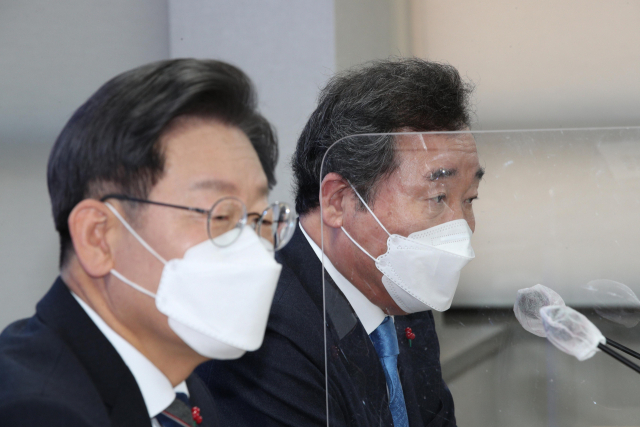더불어민주당 이재명 대선후보가 27일 오전 서울 여의도 당사에서 열린 국가비전·국민통합위원회 출범식에서 비전·통합메시지를 발표하고 있다. 오른쪽 이낙연 공동위원장. 연합뉴스
