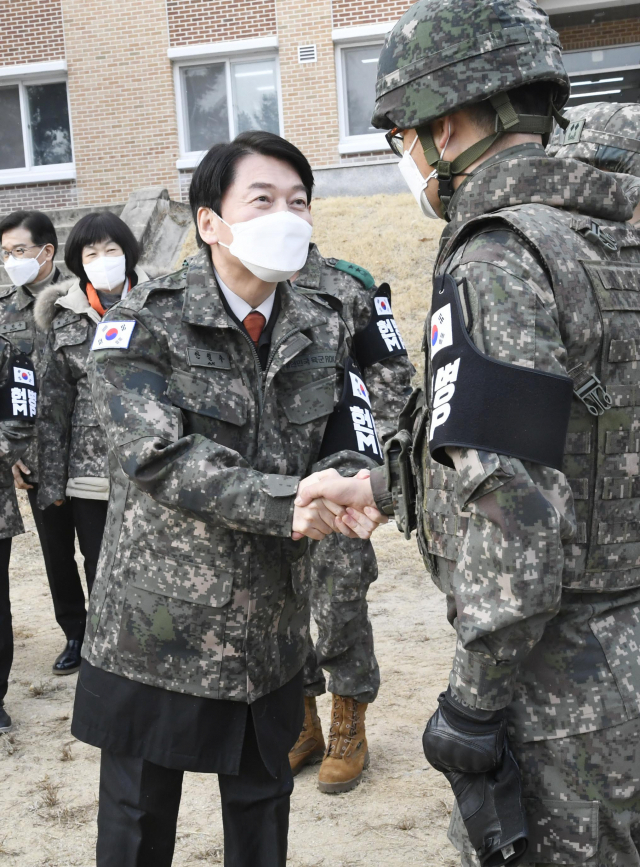 국민의당 안철수 대선 후보가 27일 경기도 파주 육군1사단 GOP경계부대를 방문, 장병들을 격려하고 있다. 연합뉴스