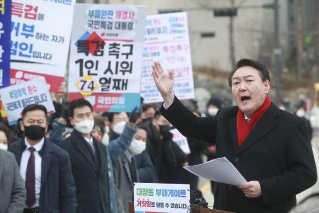 국민의힘 윤석열 대선 후보가 27일 오후 경기 성남 분당구 대장동 현장을 방문해 특검 수사를 촉구하는 기자회견을 하고 있다. 연합뉴스