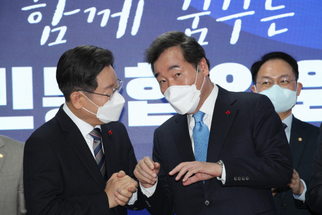 더불어민주당 이재명 대선후보(왼쪽)와 이낙연 공동위원장이 27일 오전 서울 여의도 당사에서 열린 국가비전·국민통합위원회 출범식에서 대화하고 있다. 연합뉴스