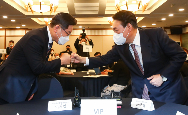 더불어민주당 이재명 대선 후보와 국민의힘 윤석열 대선 후보가 27일 오후 서울 중구 프레스센터에서 한국지방신문협회 주최로 열린 지방자치대상 및 한국지역발전대상 시상식에 참석해 인사하고 있다. 연합뉴스