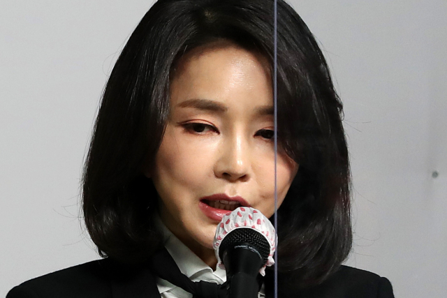 국민의힘 윤석열 대선 후보 부인 김건희 코바나컨텐츠 대표가 26일 오후 서울 여의도 당사에서 자신의 허위 이력 의혹과 관련해 입장문을 발표하고 있다. 연합뉴스