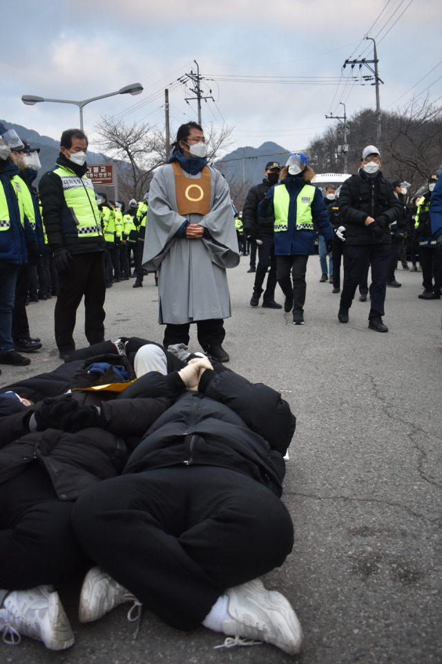 민대협(민주주의자주통일대학생협의회) 회원 등 사드반대 측이 사드 기지로 통하는 길을 점거하고 차량 진입을 막고 있다. 사드철회 소성리종합상황실 제공