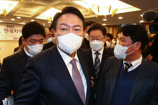 국민의힘 윤석열 대선 후보와 더불어민주당 이재명 대선 후보가 27일 오후 서울 중구 프레스센터에서 한국지방신문협회 주최로 열린 지방자치대상 및 한국지역발전대상 시상식을 마친 후 퇴장하고 있다. 연합뉴스