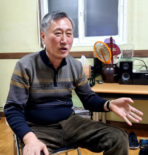 강봉희(68) 장례지도사가 코로나19 사망자의 장례 과정을 설명하고 있다. 윤정훈 기자