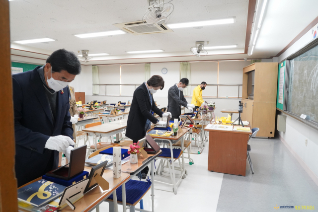 20일 오전 경기도 안산시 4·16 민주시민교육원 단원고 기억교실에서 세월호 사고로 숨진 당시 단원고 2학년 학생 250명을 기리는 기억패 수여식이 진행됐다. 사진은 왼쪽부터 윤화섭 안산시장, 유은혜 사회부총리 겸 교육부 장관, 전명선 4·16 민주시민교육원 원장, 김종기 4·16세월호참사가족협의회 운영위원장이 숨진 학생들이 생전 사용했던 책상 위에 기억패를 올려놓는 모습. 연합뉴스