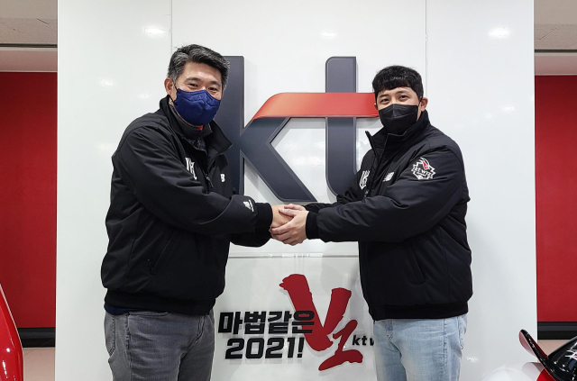 프로야구 kt위즈가 27일 내부 자유계약선수(FA)인 내야수 황재균과 계약기간 4년, 계약금 25억원, 연봉 29억원, 옵션 6억원 등 총액 60억원에 계약했다고 발표했다. 연합뉴스