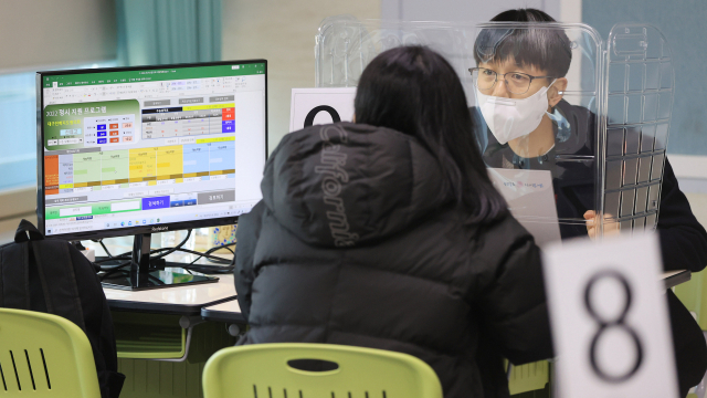 2022학년도 대학입시 정시모집 원서 접수가 30일부터 시작된다. 지난달 28일 오후 경북 경산여자고등학교에서 열린 