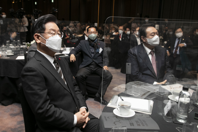 더불어민주당 이재명 대선후보(왼쪽)와 국민의힘 윤석열 대선후보가 28일 서울 여의도 페어몬트 앰배서더 서울 호텔에서 열린 국가균형발전을 위한 지방소멸대응특별법안 국회발의 간담회에 참석해 함께 앉아 있다. 연합뉴스