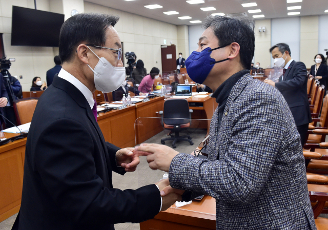 국회 정치개혁특위 김영배 더불어민주당 간사(오른쪽)와 조해진 국민의힘 간사가 14일 국회에서 열린 정치개혁특별위원회 전체회의에서 대화를 나누고 있다. 연합뉴스
