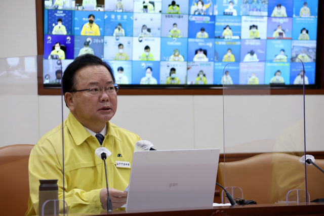 김부겸 국무총리가 29일 정부서울청사에서 열린 코로나19 대응 중앙재난안전대책본부 회의를 주재하고 있다. 연합뉴스