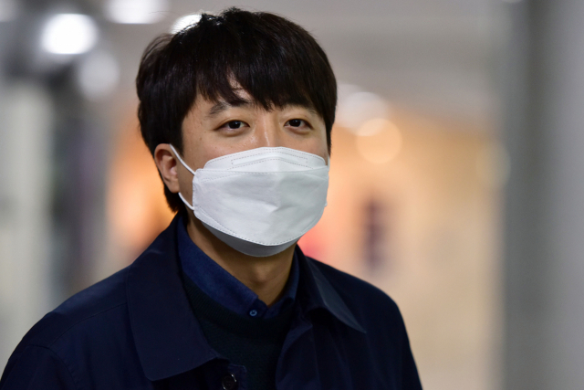 국민의힘 이준석 대표가 28일 국회 의원회관에서 열린 지역균형발전 모색 정책토론회를 마친 뒤 취재진의 질문을 듣고 있다. 연합뉴스