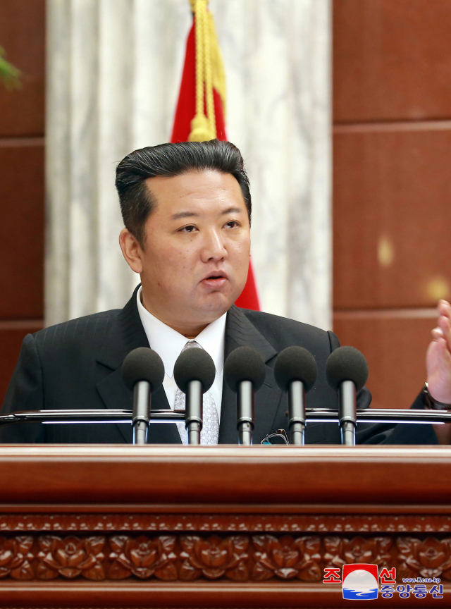 북한 김정은 노동당 총비서가 지난 28일 노동당 제8기 제4차 전원회의에 정장, 셔츠, 넥타이 차림으로 참석한 모습을 조선중앙통신이 29일 보도했다. 김 총비서는 목둘레가 한결 여유롭고 턱선이 과거보다 날렵해진 모습이다. [국내에서만 사용가능. 재배포 금지. For Use Only in the Republic of Korea. No Redistribution] 연합뉴스