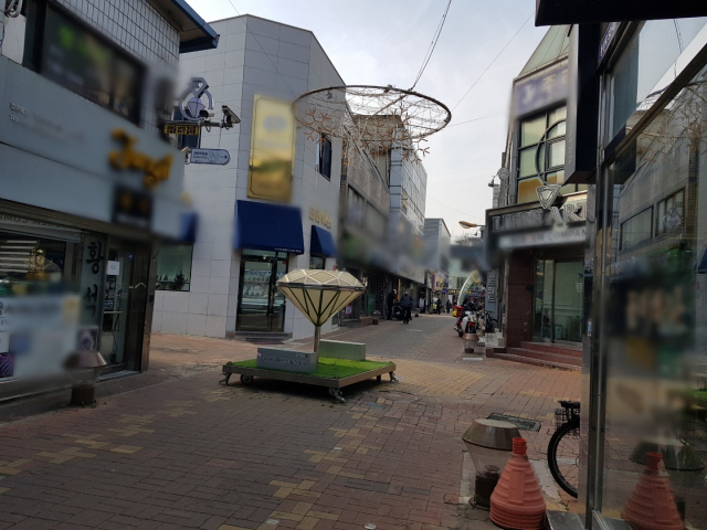 텅 빈 대구 중구 교동귀금속거리 일대. 코로나19 불황에 손님을 찾아보기 어렵다. 변선진 기자
