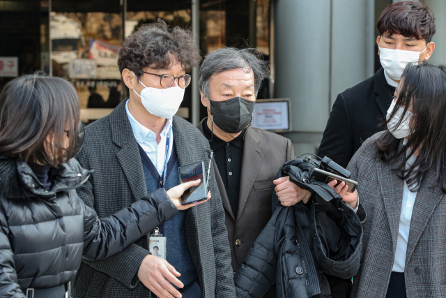 세무조사를 무마해주겠다며 사업가에게서 뒷돈을 받고 브로커 역할을 한 혐의를 받는 윤우진 전 용산세무서장이 7일 오전 구속 전 피의자 심문(영장실질심사)을 마친 뒤 서울 서초구 서울중앙지법을 빠져 나오고 있다. 연합뉴스