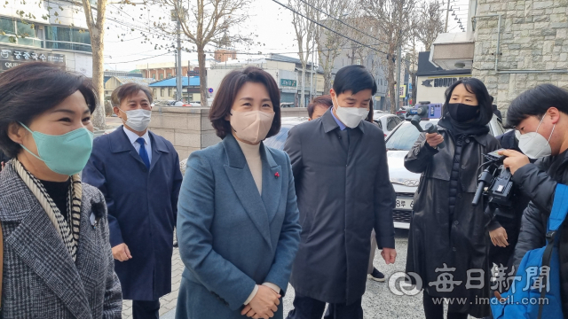 이재명 더불어민주당 대선 후보의 부인 김혜경 씨가 29일 지역 사회복지사들과 만나기 위해 대구사회복지유권자연맹을 방문했다. 김근우 기자 gnu@imaeil.com