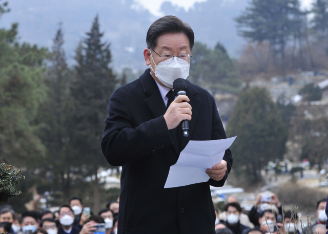 더불어민주당 이재명 대선 후보가 29일 오전 경기도 남양주시 마석 모란공원 묘역에서 열린 고 김근태 전 열린우리당 의장의 10주기 추모 행사에 참석해 추모사를 하고 있다. 연합뉴스