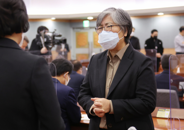 정은경 질병관리청장이 29일 정부서울청사에서 열린 코로나19 일상회복 지원위원회에서 참석자들과 대화하고 있다. 연합뉴스