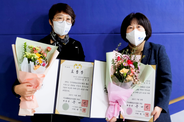 박미란(오른쪽) 자문위원과 합천군청 유성경 계장이 한반도 평화 분위기 확산에 기여한 공로로 대통령 표창을 받았다. 민주평화통일자문회의 합천군협의회 제공