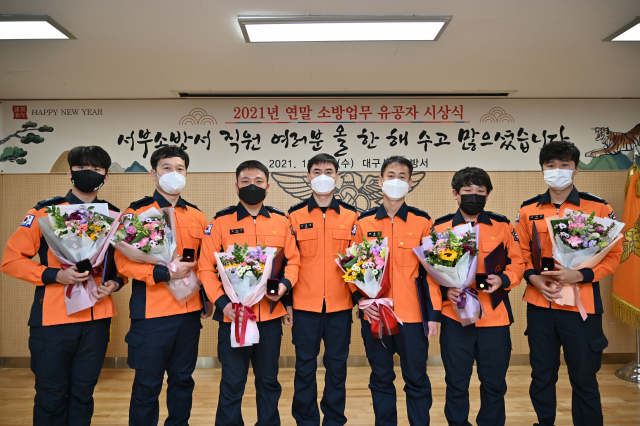 29일 대구서부소방서는 2021년도 하반기 현장활동 Top-Team과 스타대원으로 선정된 우수 소방대원들에게 표창을 수여했다.