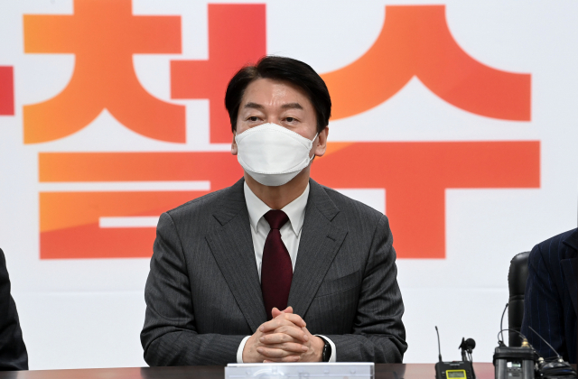 국민의당 안철수 대선 후보가 29일 서울 여의도 선거사무소에서 열린 선대위 직능부문 특별위원회 및 여성본부 발대식에서 인사말을 하고 있다. 연합뉴스