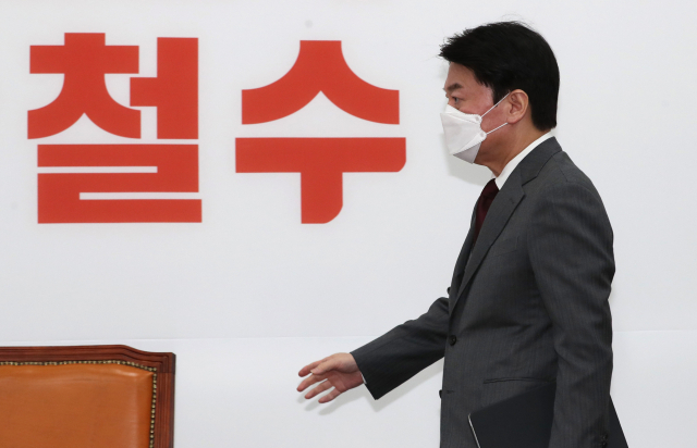 국민의당 안철수 대선후보가 29일 국회에서 코로나19 재난대응 재원 확보 관련 기자회견을 하기 위해 회견장에 들어서고 있다. 연합뉴스