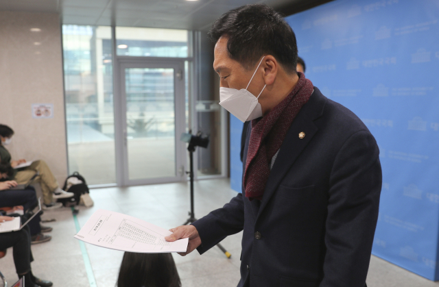 국민의힘 김기현 원내대표가 29일 오후 국회 소통관에서 공수처 관련 긴급 기자회견을 마친 뒤 이동하며 통신기록 조회 현황이 담긴 문서를 보고 있다. 연합뉴스