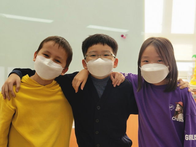 대구 신당초교 3학년 2반 학생들 모습. 2반 학생 14명 가운데 12명이 다문화가정 아이들이다. 여기선 편견과 갈등을 찾아보기 어렵다. 아이들은 한데 어울려 돕고 이해하면서 즐거운 학교생활을 이어가고 있다. 신당초교 제공