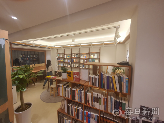 대구 남구 대명공연거리에 있는 동네책방 