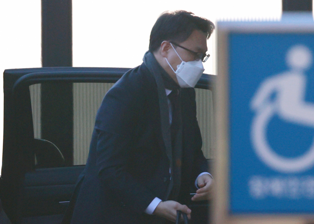 김진욱 고위공직자범죄수사처장이 30일 오전 정부과천청사 고위공직자범죄수사처(공수처)로 출근하고 있다. 국회 법제사법위원회는 이날 오후 전체회의를 열어 공수처의 광범위한 