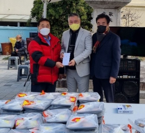 김영남 광영개발 대표가 성금을 전달하고 있다. 어울림나눔터 제공
