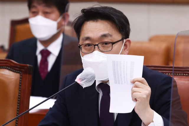 김진욱 공수처장이 30일 오후 국회에서 열린 법제사법위원회 전체회의에서 국내음성통화 내역 조회 자료를 보이며 더불어민주당 김용민 의원의 질문에 답변하고 있다. 연합뉴스