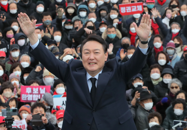 국민의힘 윤석열 대선 후보가 30일 오후 한국전쟁 최대 격전지였던 경북 칠곡군 다부동 전적기념관을 방문해 참배한 뒤 지지자들을 향해 인사하고 있다. 연합뉴스