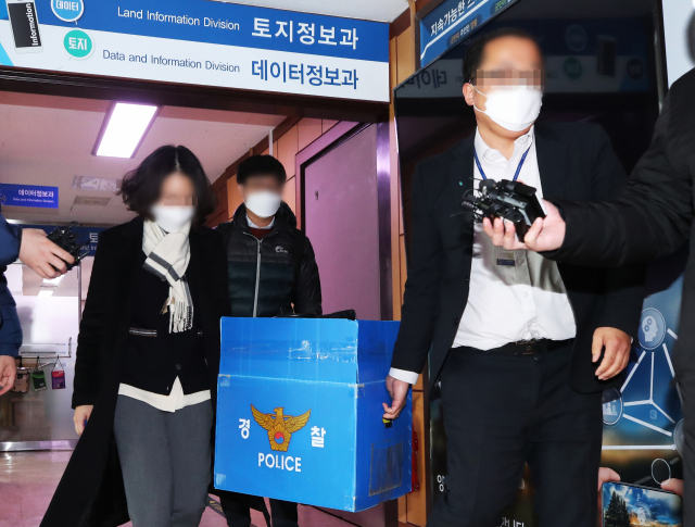 윤석열 국민의힘 대선후보 처가 회사의 경기 양평 공흥지구 개발사업 특혜 의혹을 수사 중인 경찰이 30일 오후 경기도 양평군청 압수수색 중 압수물을 옮기고 있다. 연합뉴스