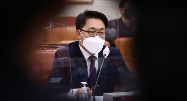 김진욱 공수처장이 30일 오후 국회에서 열린 법제사법위원회 전체회의에서 의원들의 질의에 답변하고 있다. 연합뉴스