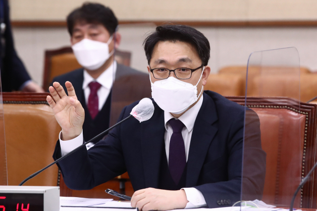 김진욱 공수처장이 30일 오후 국회에서 열린 법제사법위원회 전체회의에서 의원들의 질의에 답변하고 있다. 연합뉴스