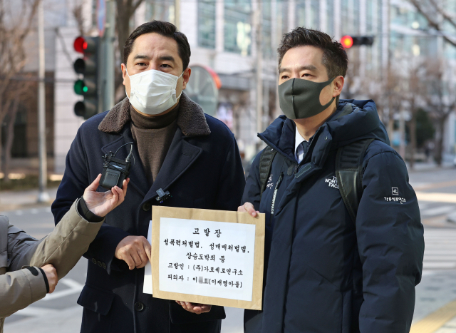 유튜브 채널 가로세로연구소(가세연)를 운영하는 강용석 변호사와 김세의 전 MBC기자가 17일 오후 서울 종로구 서울경찰청에서 더불어민주당 이재명 대선후보의 아들을 상습도박, 국민체육진흥법 위반 등의 혐의로 고발하기 전 발언하고 있다. 연합뉴스