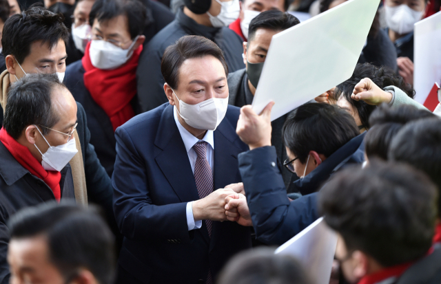 국민의힘 윤석열 대선 후보가 30일 대구시당에 도착하며 지지자들과 인사하고 있다. 연합뉴스